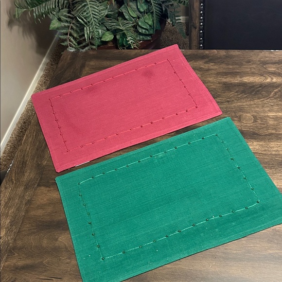 Red and Green Placemats Set - Picture 2 of 6